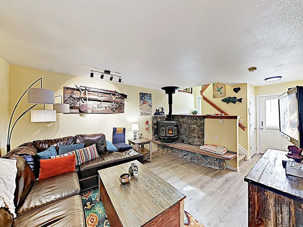 Warm Mountain-view : 8-minute Drive To Lifts 2 Bedroom Condo
