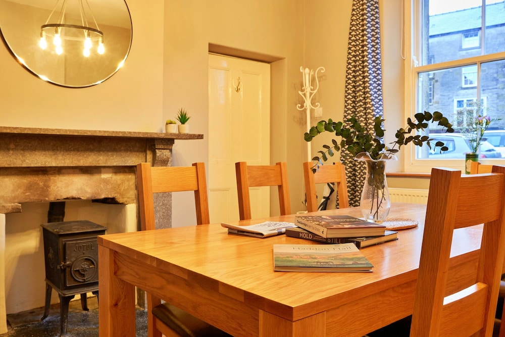 Holiday Home in Heart of Tideswell, No Deposit