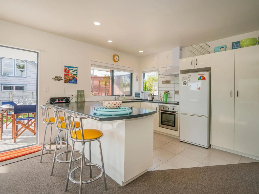 Sunlight Bach - Whitianga Holiday Home