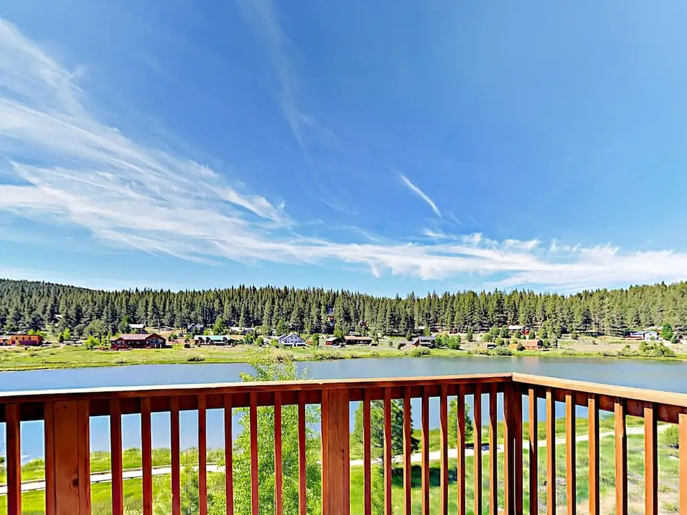 Spacious and Scenic Truckee House by RedAwning