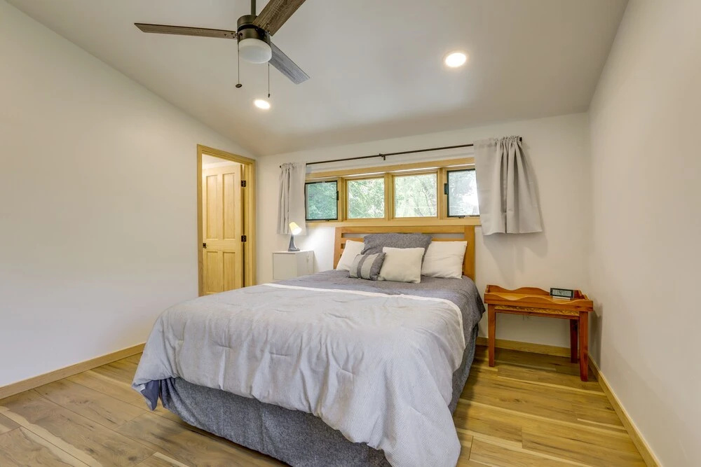 New Castle Getaway w/ Grill & Mountain Views!