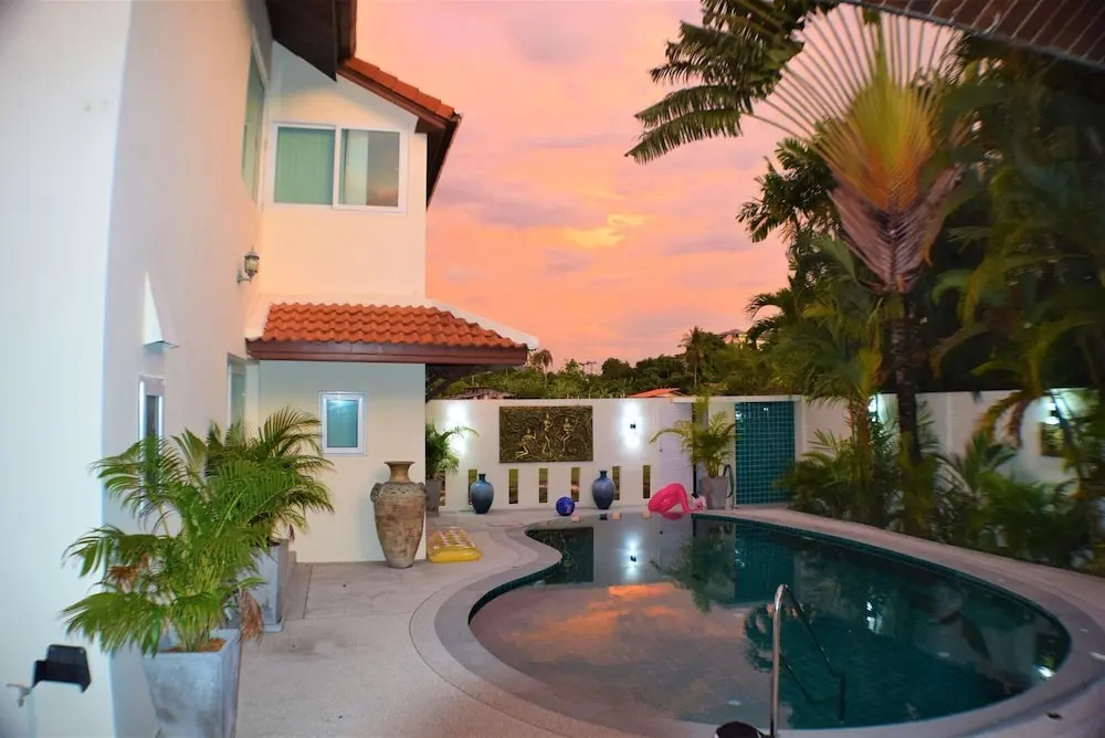 Very large Villa suitable for a large group up to 10 people or even 2 families