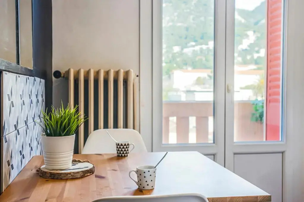 #4 Toulon CENTRE, BALCON, VUE SUR CORNICHE, LUMINEUX, AU CALME, STATIONNEMENT FACILE & GRATUIT
