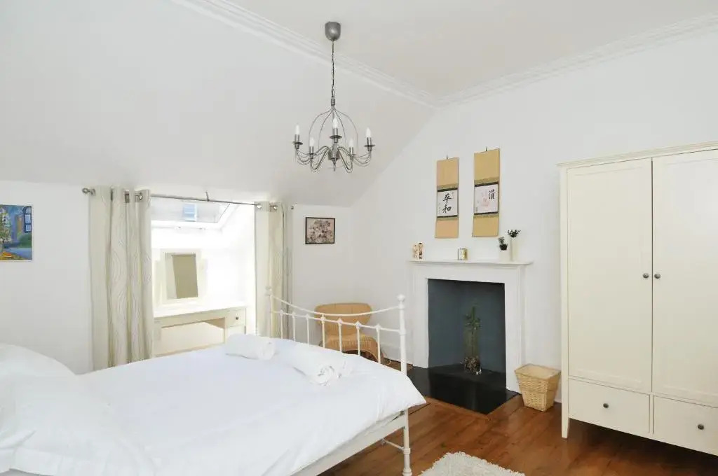 331 Attractive 2 bedroom apartment in Edinburgh's New Town