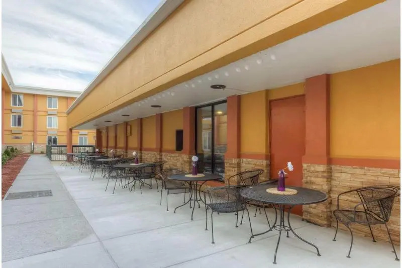 Econo Lodge Inn & Suites