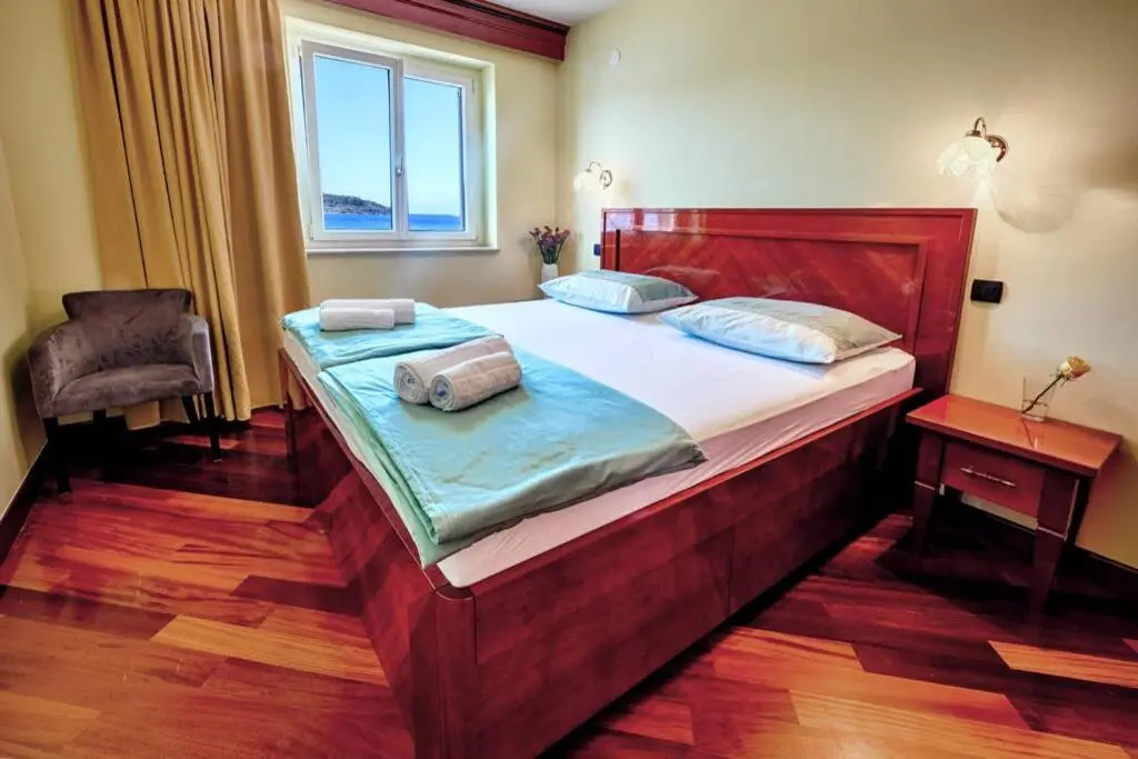 Seafront Apartment For4