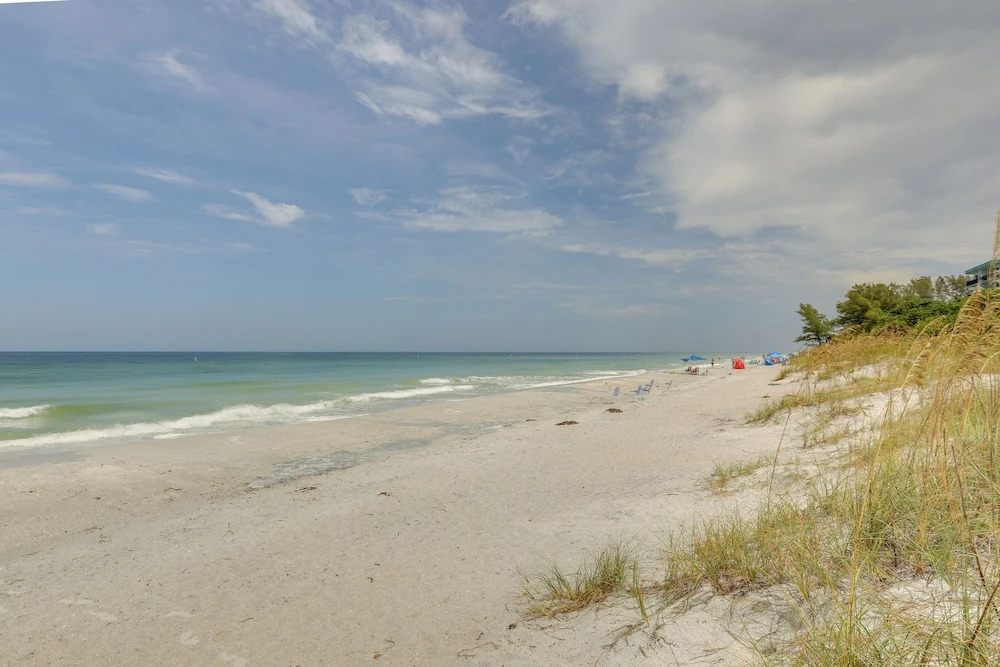 Indian Rocks Vacation Rental Condo: Steps to Beach