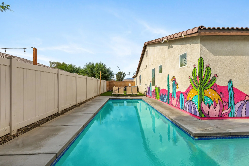 Kaleidoscope by Avantstay Colorful Escape + Pool