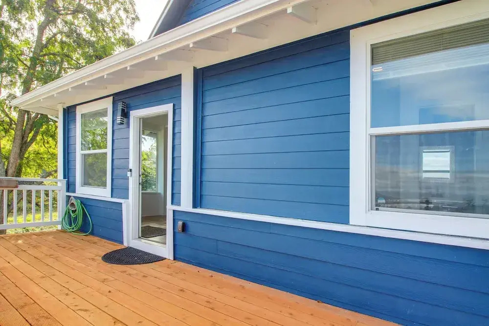 1 Mi to Dtwn Coos Bay: Sleek Apt w/ Deck & Views!