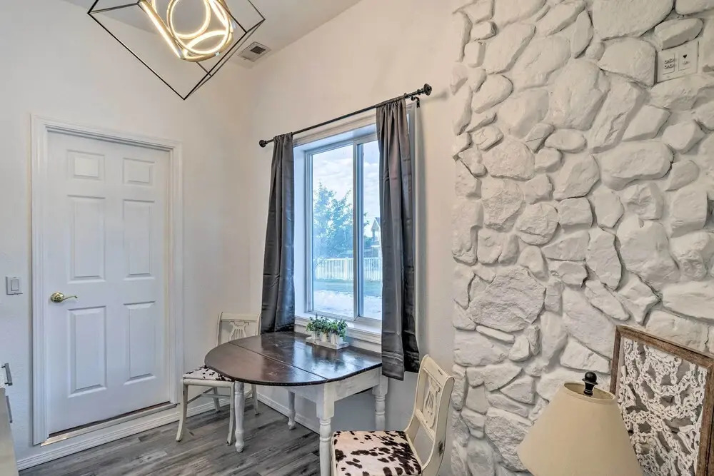Stylish Klamath Falls Unit < 1/2 Mi to Oit!