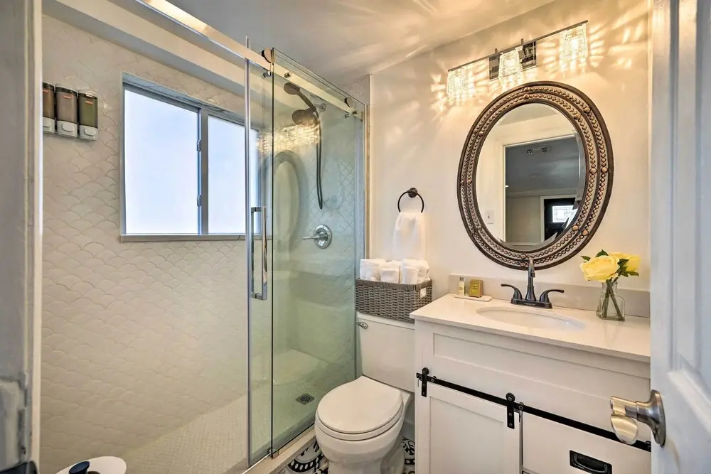 Bay Shore Vacation Rental ~ 7 Mi to the Beach