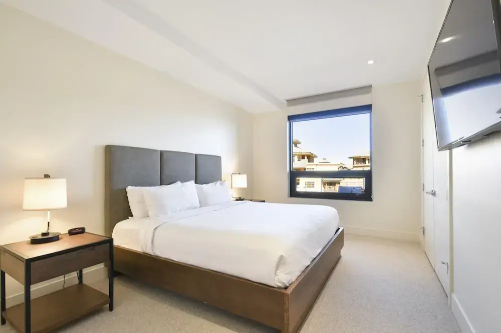 Modern & Luxurious 2 Br - Ski In/ski Out! 2 Bedroom Condo by Redawning