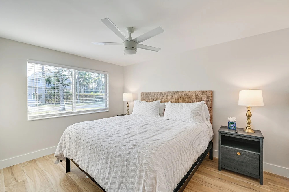 Sleek Coastal Abode: 1 Block to Naples Beach!