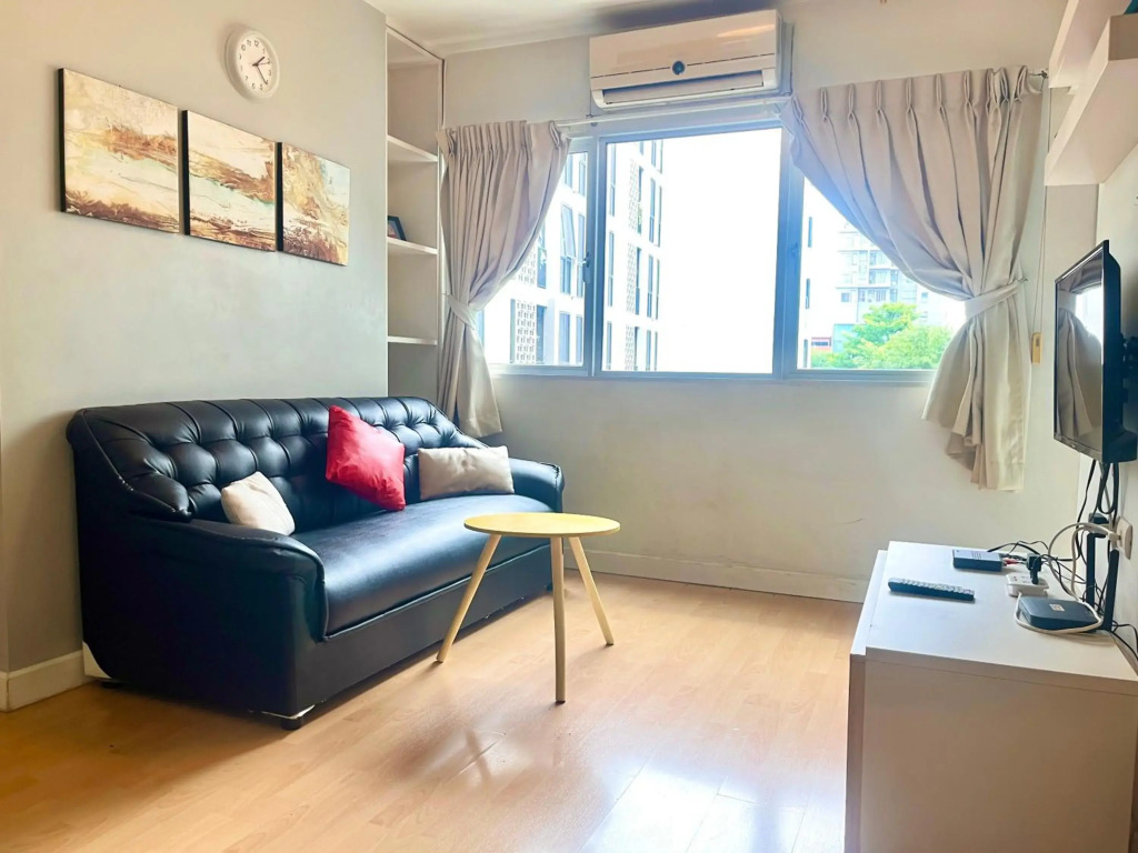 1 bdrm condo 5 minutes walk to BTS FREE Wifi