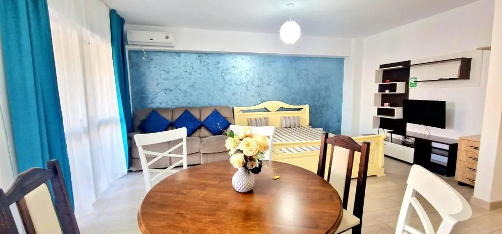 Big & Cosy Apartment with 3 double beds by Evelyn Apartments