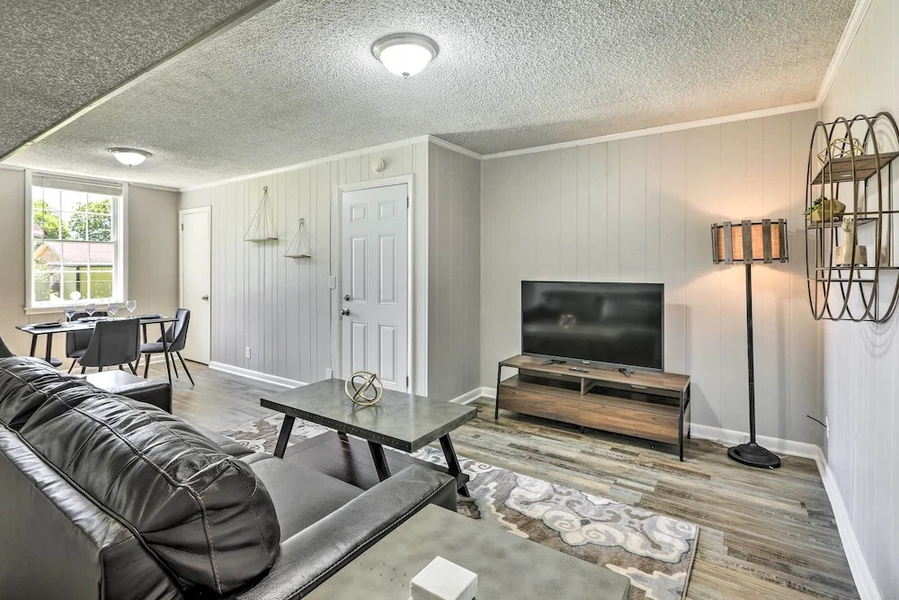 Garden-level Hendersonville Apt: 20 Mi to Broadway