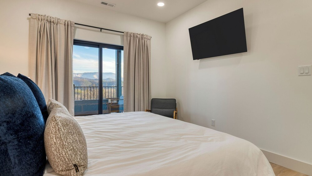 Modern Smoky Mountain Stay With Two Decks, Plunge Pool & Game Room Overlook Lodge by Avantstay
