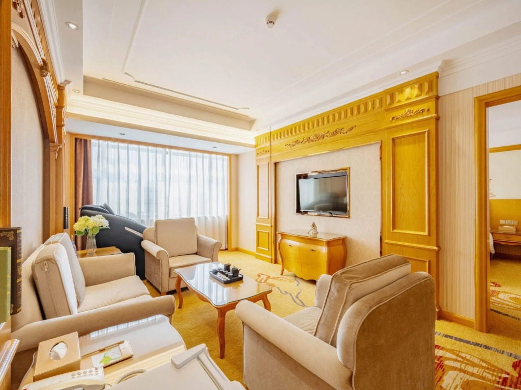 Venus Hotel Gongming Rainbow