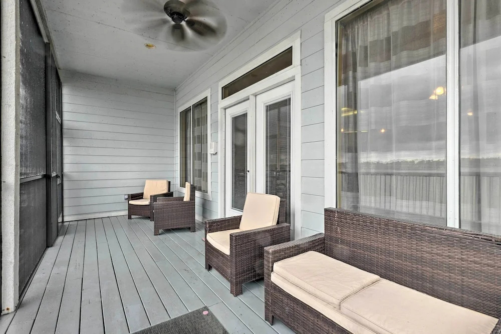 Waterfront Lake Conroe Getaway w/ Multiple Decks