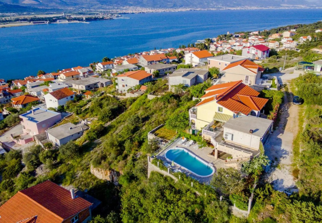 Ljubo - Pool and View - A1