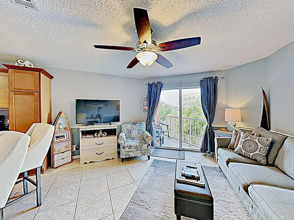 Modern Beachside Gem W/ 2 On-site Pools & Hot Tub 1 Bedroom Condo