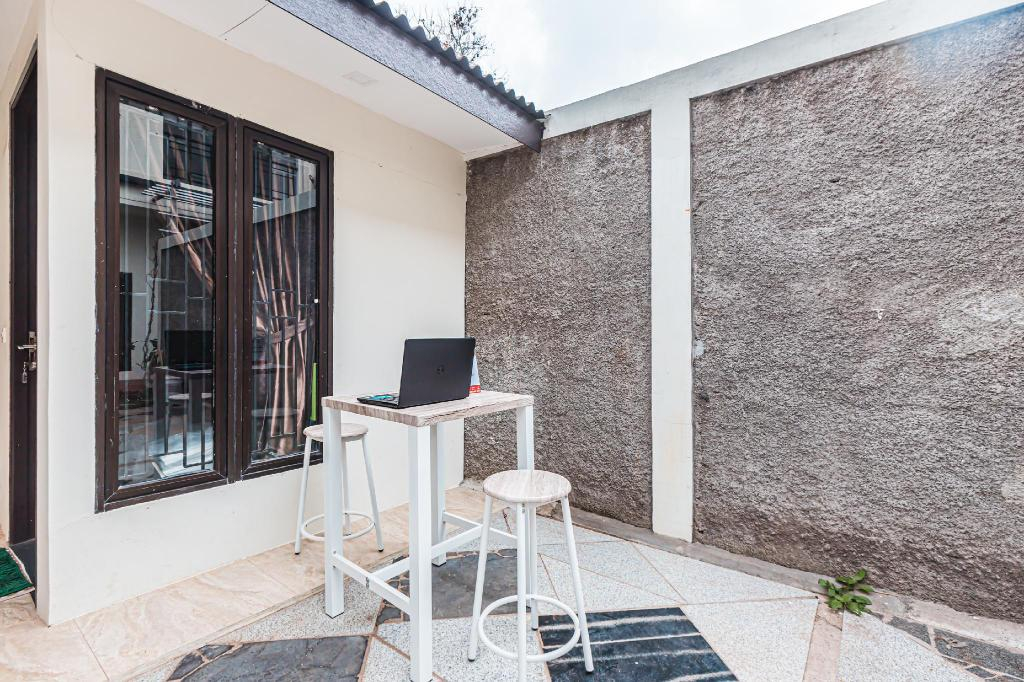 RedDoorz Syariah near Green Park Jatiwarna