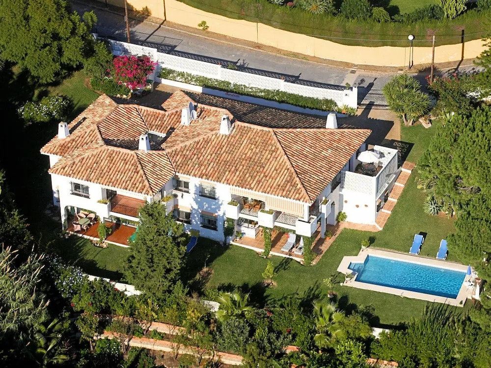 Apartment in Beautiful Villa With Communal Swimming Pool
