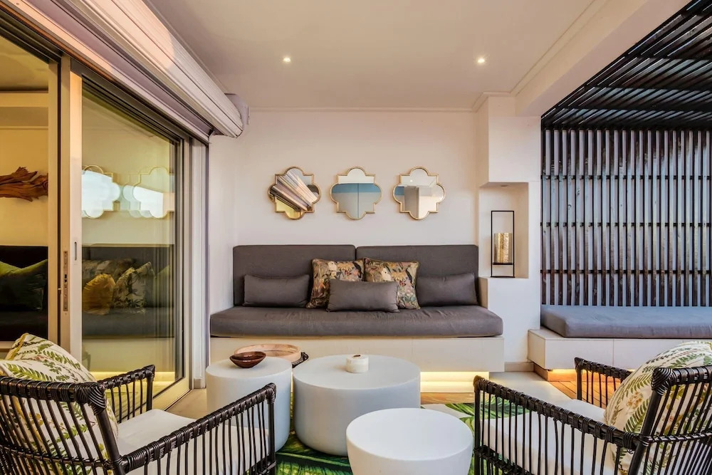 Stylish Holiday Apartment w Private Pool 180 Views Malibu
