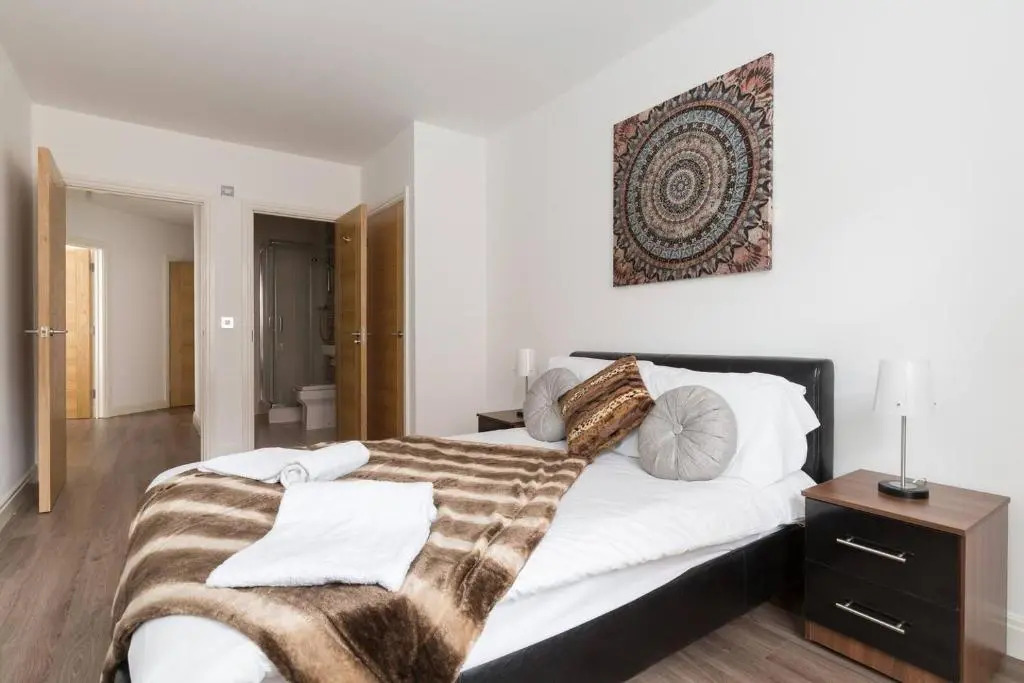 Zen Modern 2 Bedroom Apartment close to city centre ideal for a group of 4-6