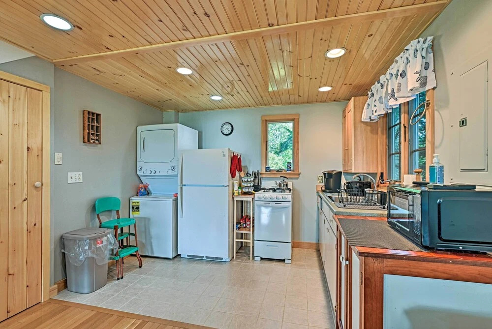 Charming Stonington Studio w/ Ocean Views!