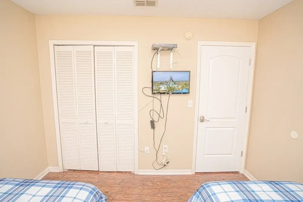 Wr001or 4 Bedroom Home by RedAwning