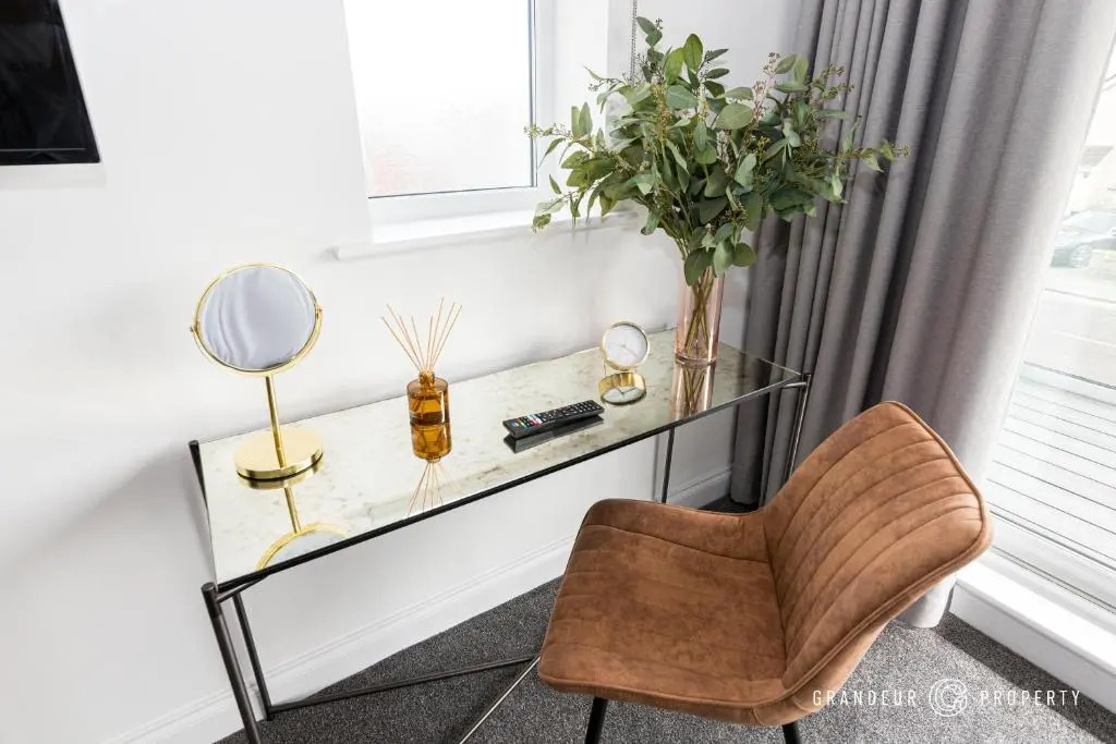 BOURNECOAST - STYLISH FLAT with SEA GLIMPSES - FM8406