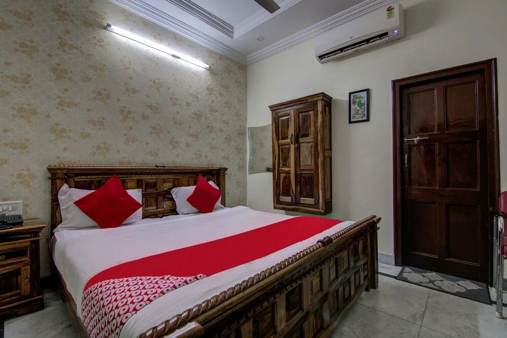 OYO 14817 Aditya's Velvet Heritage