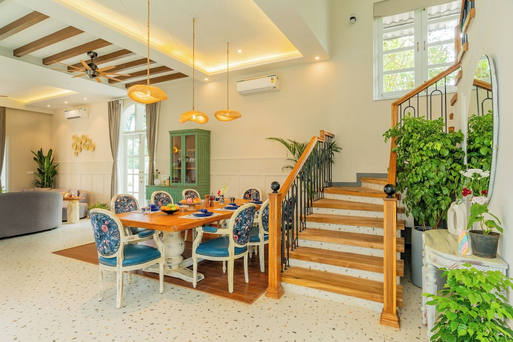 ELIVAAS Vacasa 5BHK PetFriendly & Pool