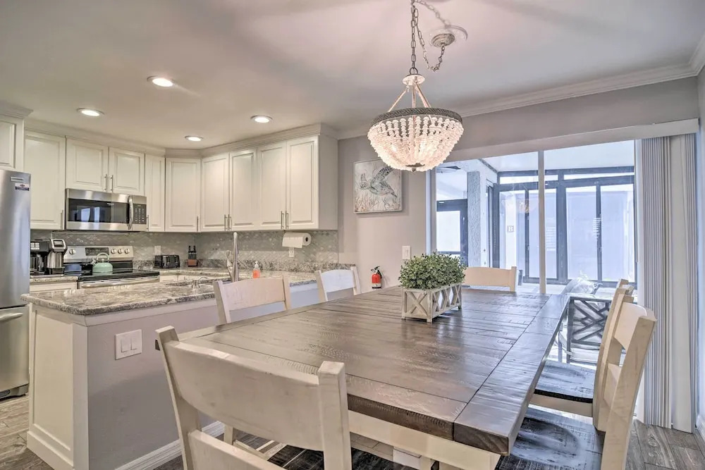 Elegant FL Condo w/ Pool: Walk to Madeira Beach!