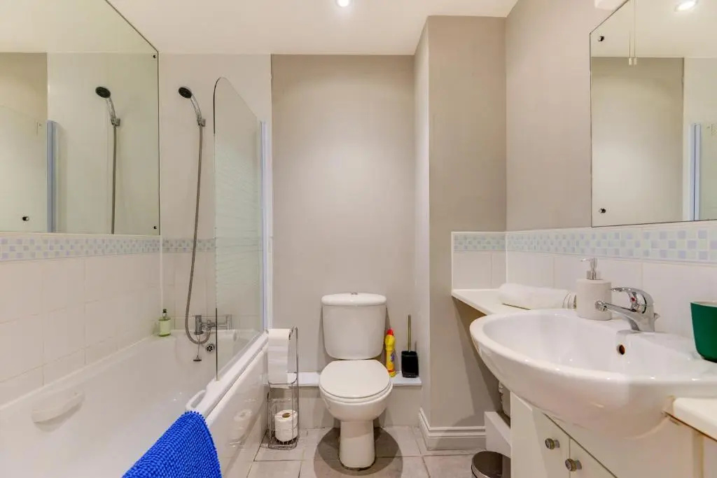 Comfortable ground floor flat sleeps up to 4 with private parking by Sussex Short Lets
