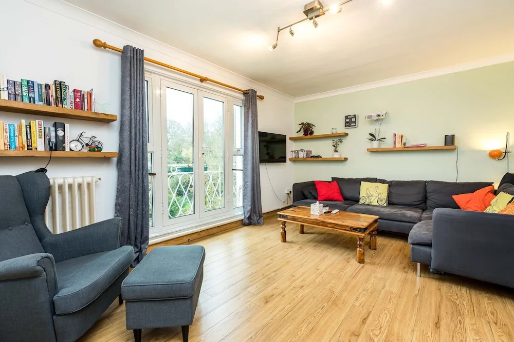 NEW Sleek & Colourful 2 Bedroom Flat Forest Hill