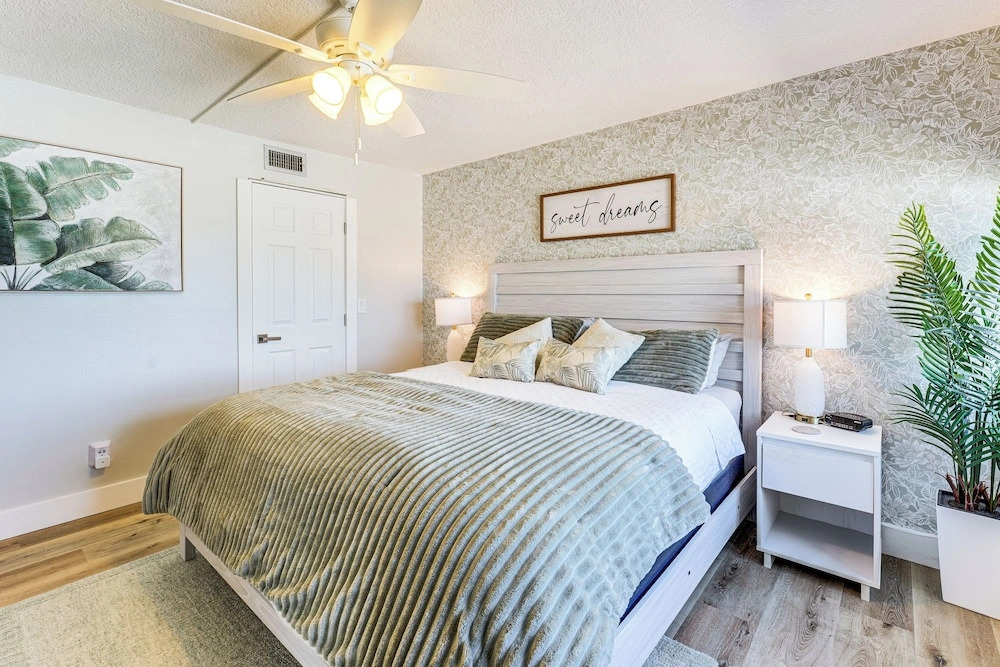 Beachfront! Indian Rocks Beach Condo w/ Balcony