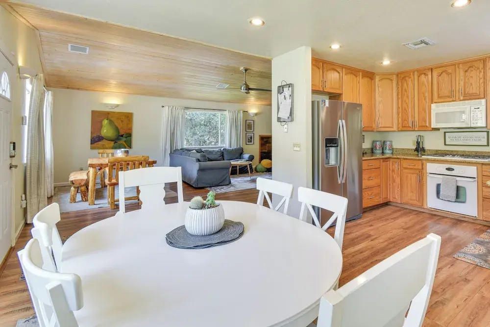Gateway to Yosemite: Group-friendly Groveland Home