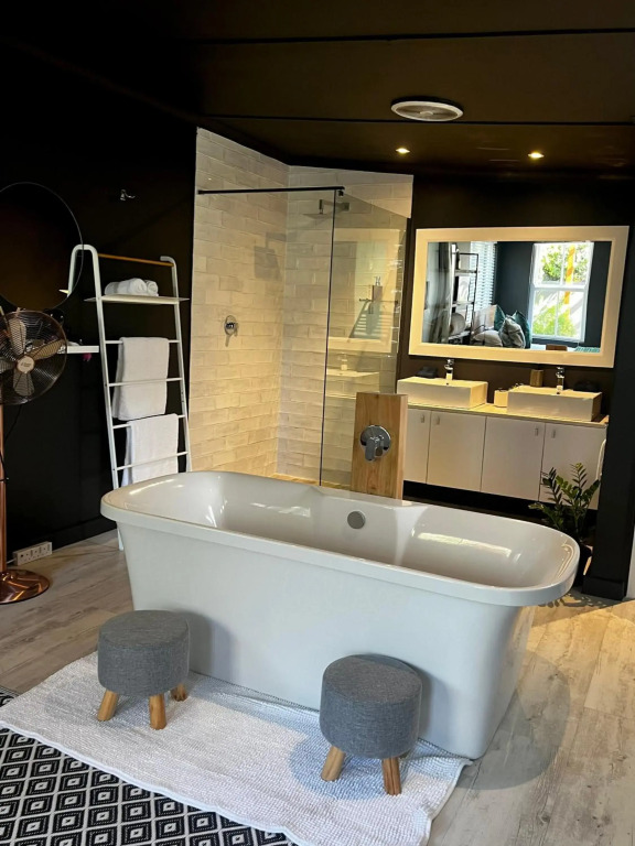 Modern Spacious Cottage with Hot Tub, Flora Studio