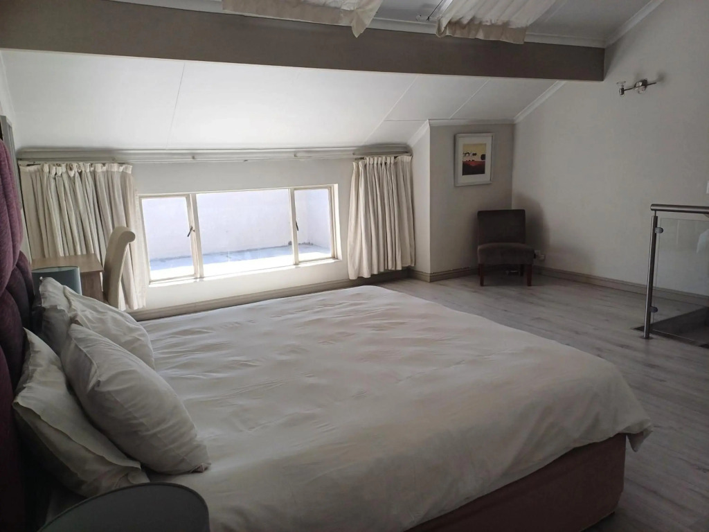 Mount Royal 09 - Large 1 bed with balcony