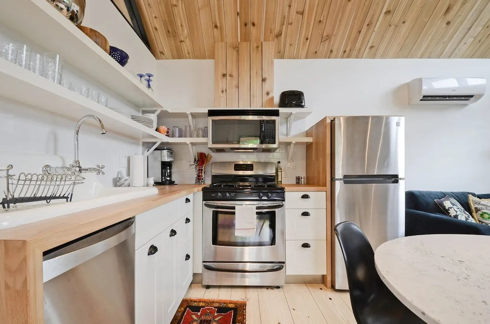 1BR SoCo Treehouse Studio by RedAwning