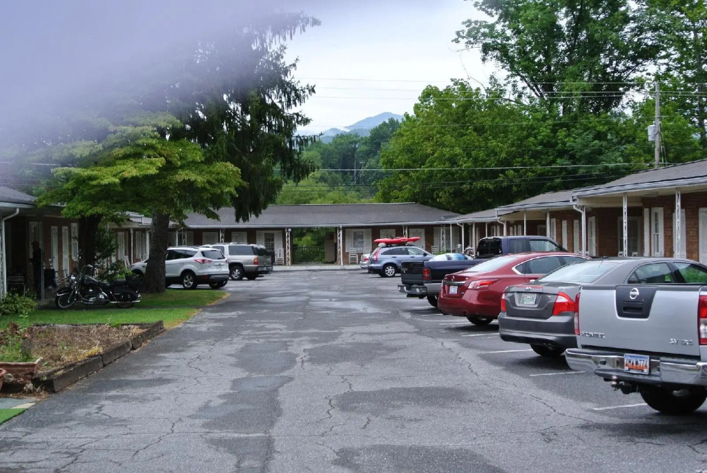 RoseWood Inn