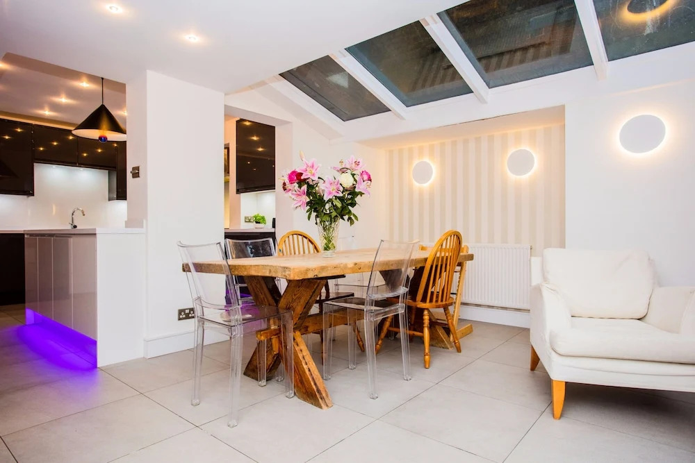 5 Bedroom Home in West London