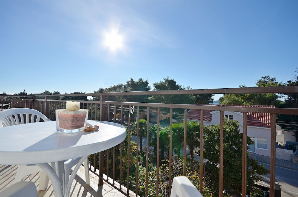 Apartments and Rooms Bepina