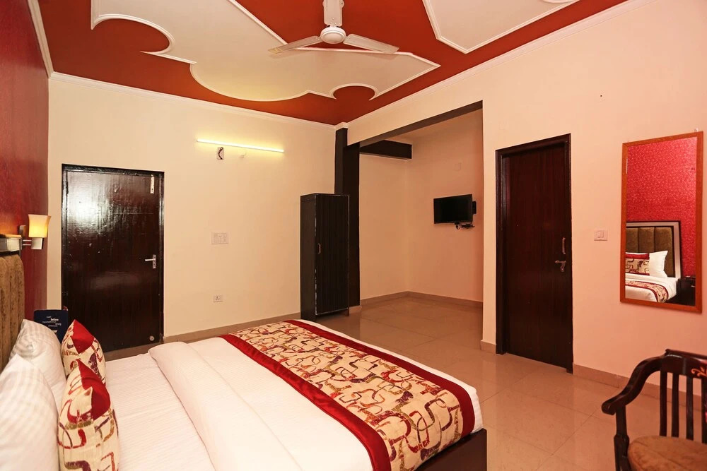 OYO 9905 Hotel Doon Star