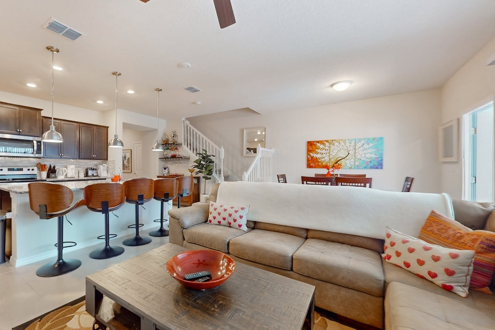 Charming Davenport House: Dog-friendly, Pool, Patio, Well-equipped Kitchen