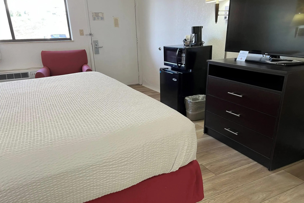 Days Inn by Wyndham Overland Park/Metcalf/Convention Center