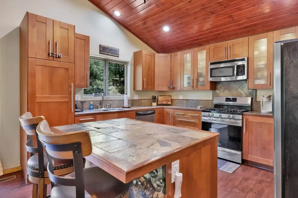 2056-top Notch Lodge 3 Bedroom Home by RedAwning
