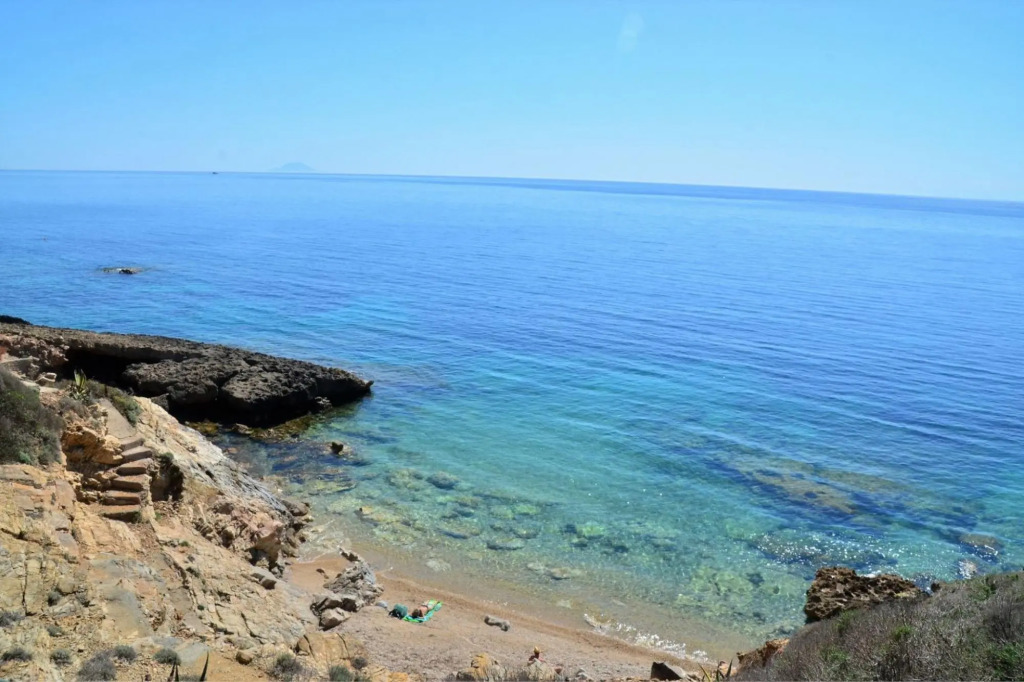 Uniquely located, quiet, facing the sea. 3 Rooms Villa, 6 Beds,  sea 80/100 mt.-Scrittore2 Villa Fiore